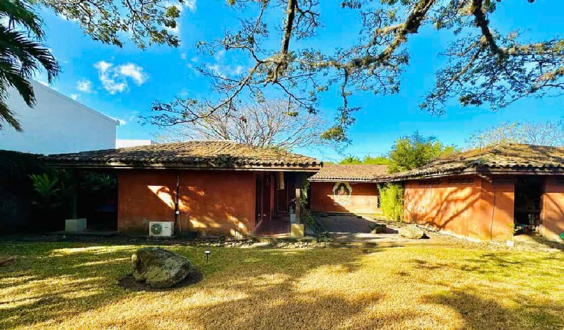 Independent Hacienda in Lindora